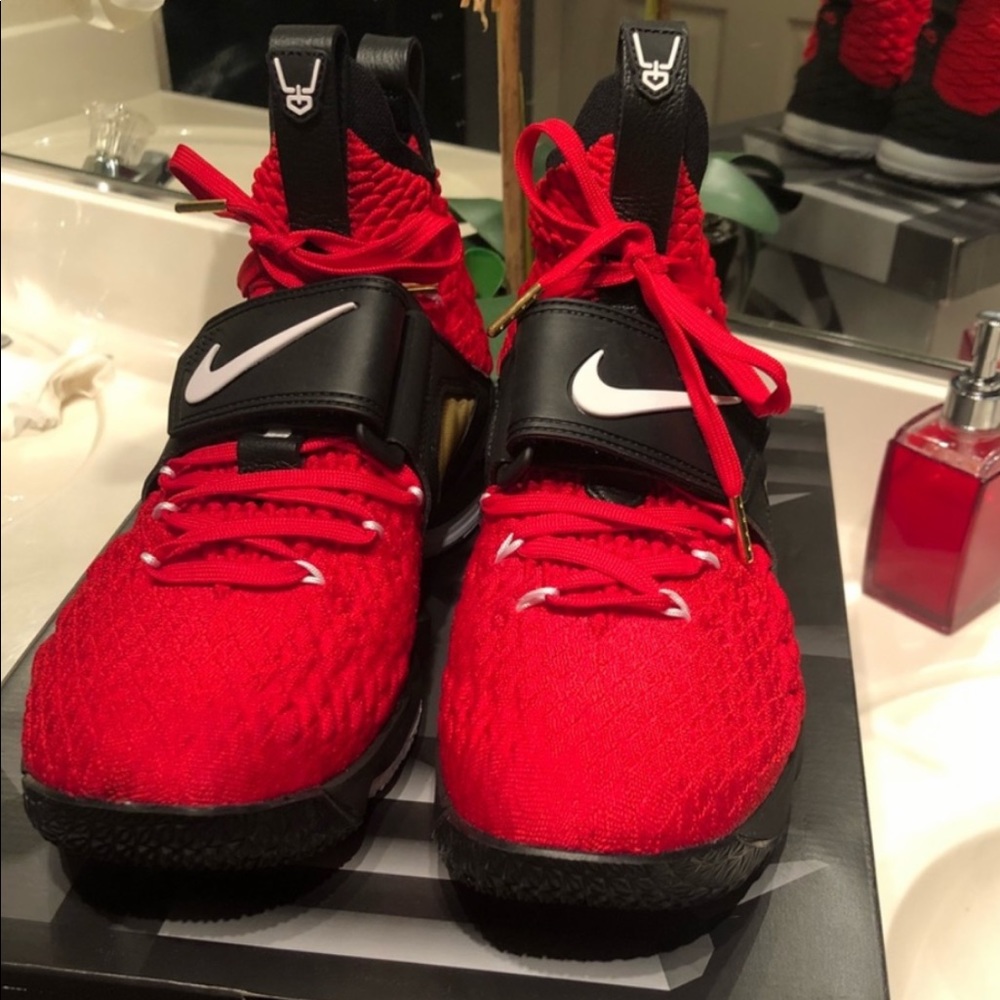 Lebron 15’s Diamond Turf University Red